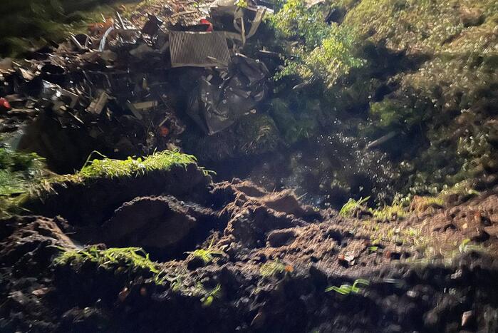 Aanhanger met container gekanteld