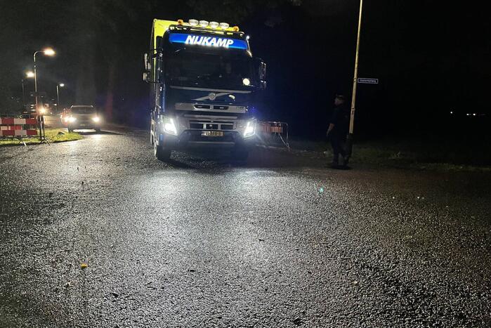 Aanhanger met container gekanteld