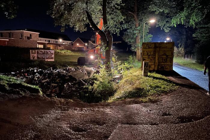 Aanhanger met container gekanteld