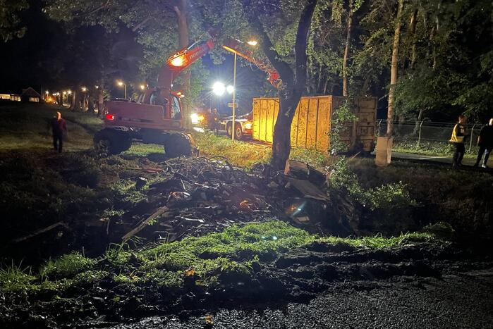 Aanhanger met container gekanteld