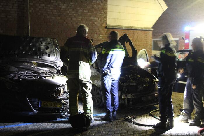 Twee auto's verwoest door brand