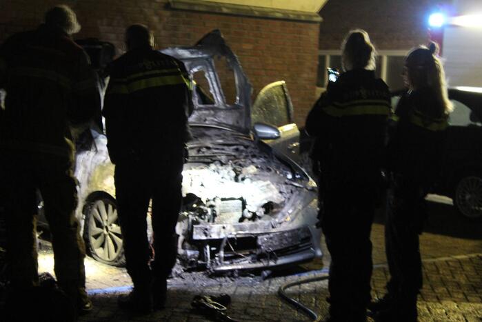 Twee auto's verwoest door brand