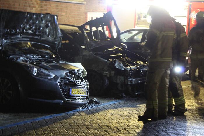 Twee auto's verwoest door brand