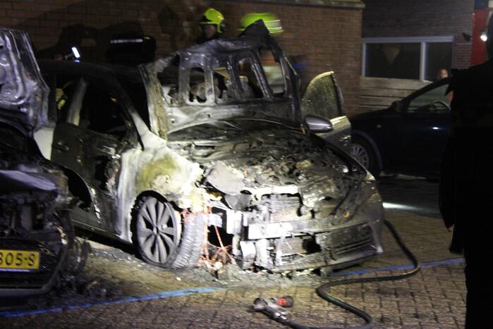Twee auto's verwoest door brand