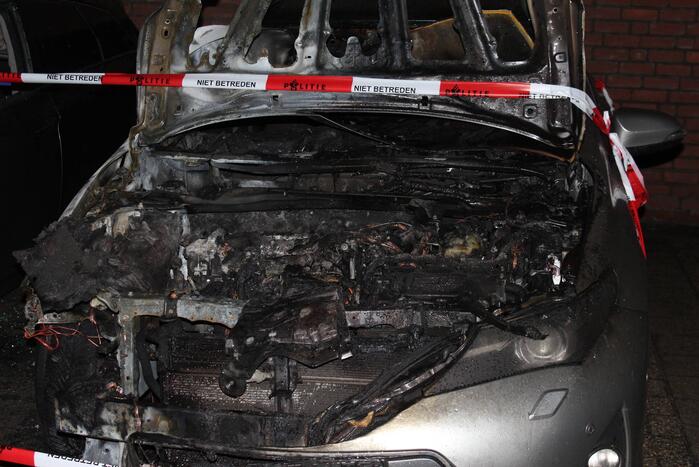 Twee auto's verwoest door brand