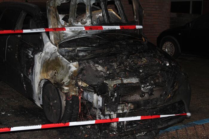 Twee auto's verwoest door brand