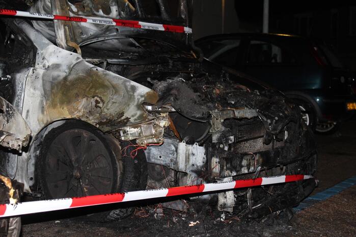 Twee auto's verwoest door brand