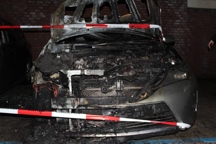 Twee auto's verwoest door brand