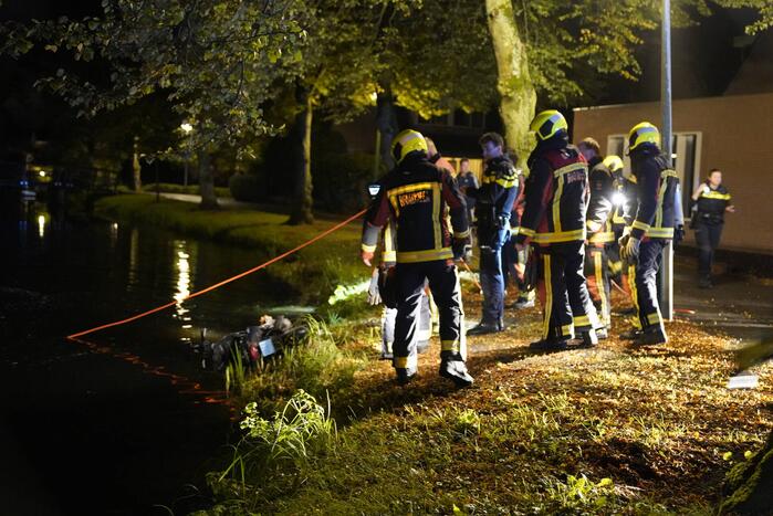 Hulpdiensten rukken uit voor scooter in sloot