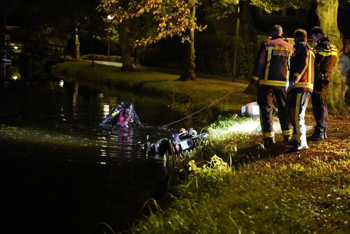 Hulpdiensten rukken uit voor scooter in sloot