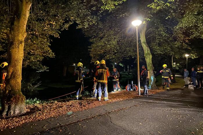 Hulpdiensten rukken uit voor scooter in sloot