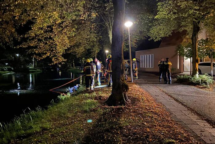 Hulpdiensten rukken uit voor scooter in sloot