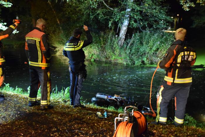 Hulpdiensten rukken uit voor scooter in sloot