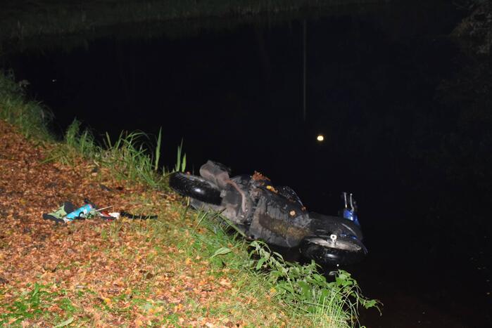 Hulpdiensten rukken uit voor scooter in sloot