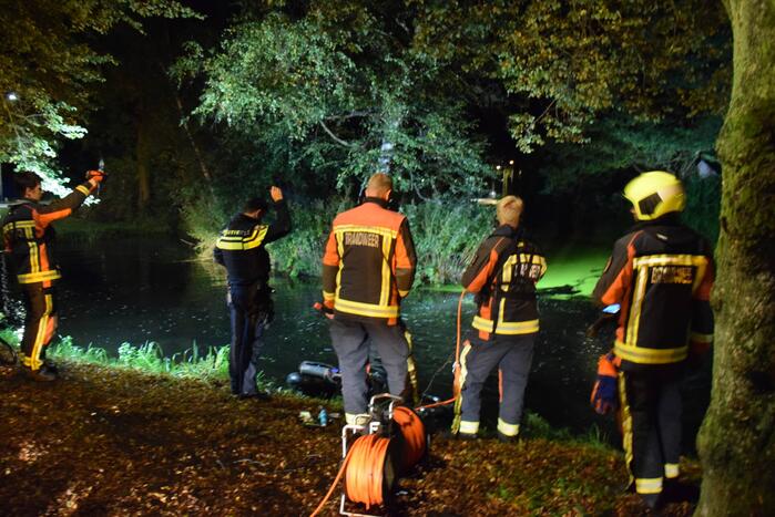 Hulpdiensten rukken uit voor scooter in sloot