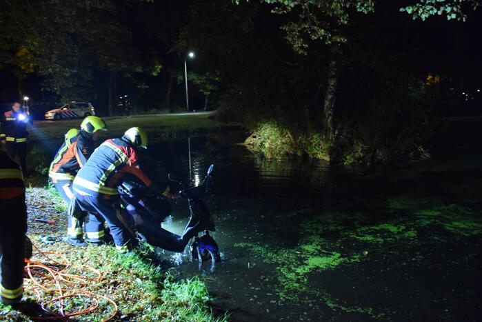 Hulpdiensten rukken uit voor scooter in sloot