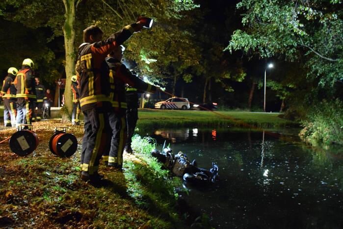 Hulpdiensten rukken uit voor scooter in sloot
