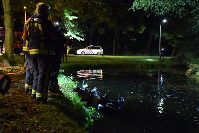 Hulpdiensten rukken uit voor scooter in sloot