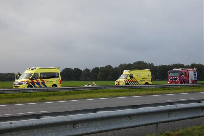 Auto belandt in greppel naast snelweg