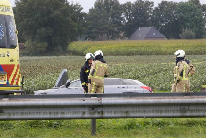 Auto belandt in greppel naast snelweg