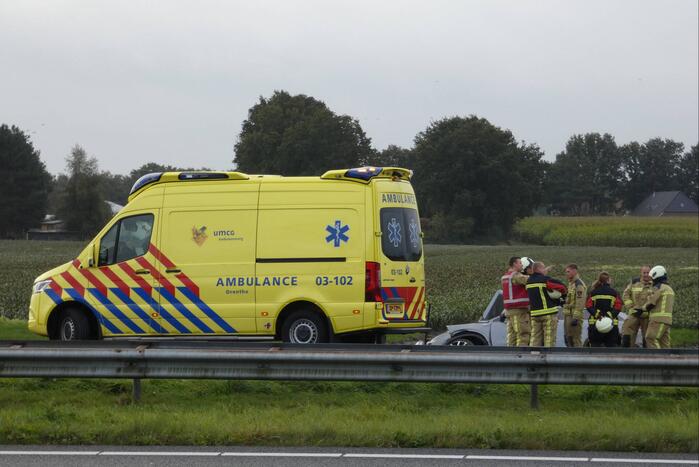 Auto belandt in greppel naast snelweg