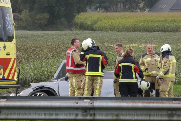 Auto belandt in greppel naast snelweg