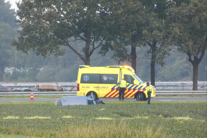 Auto belandt in greppel naast snelweg