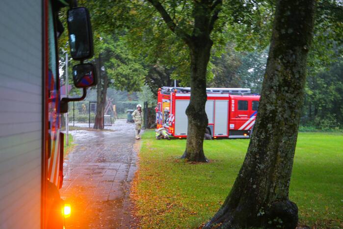 Brandweerwagen rijdt zich vast in het grasveld