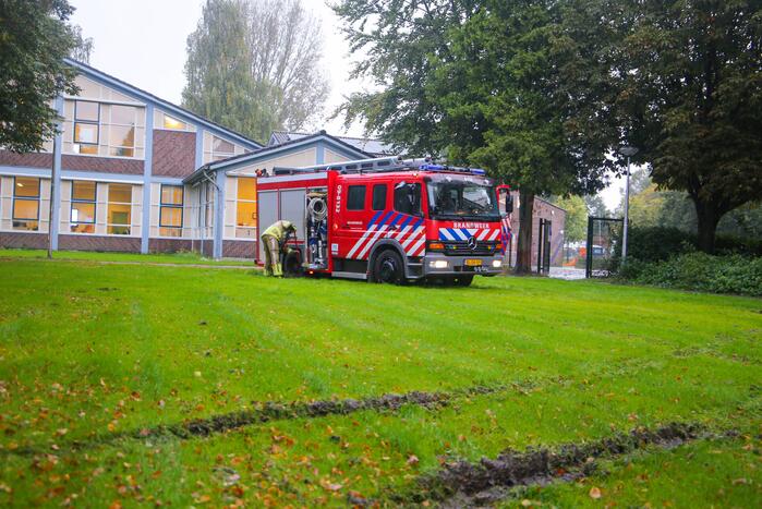Brandweerwagen rijdt zich vast in het grasveld