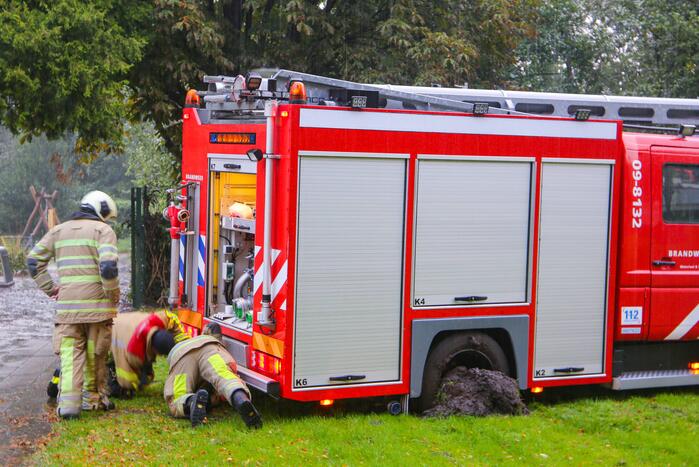Brandweerwagen rijdt zich vast in het grasveld