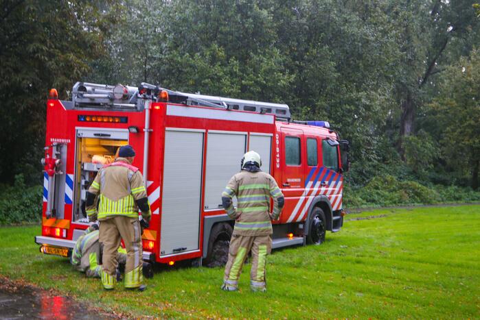 Brandweerwagen rijdt zich vast in het grasveld