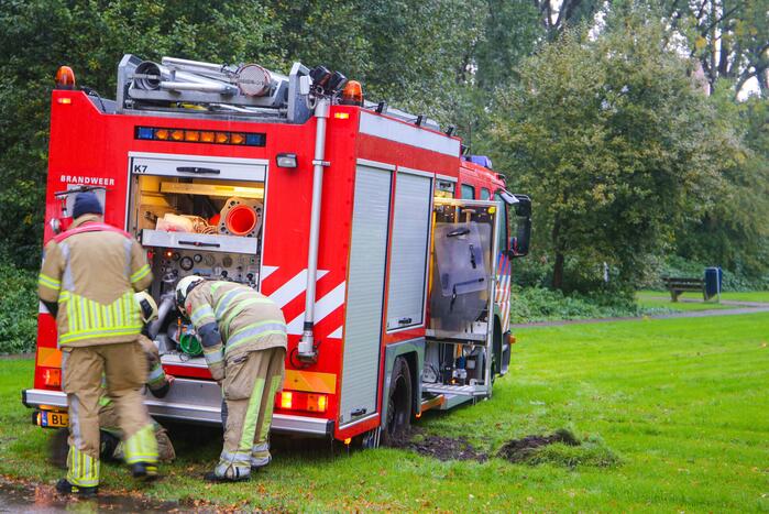 Brandweerwagen rijdt zich vast in het grasveld