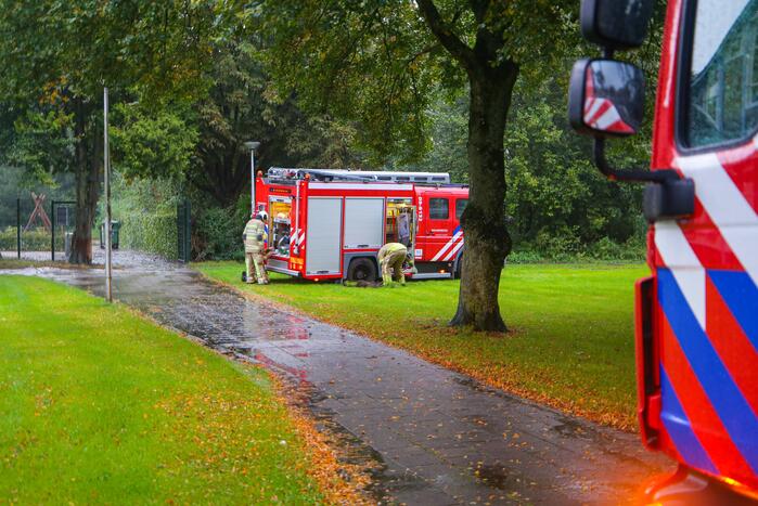 Brandweerwagen rijdt zich vast in het grasveld