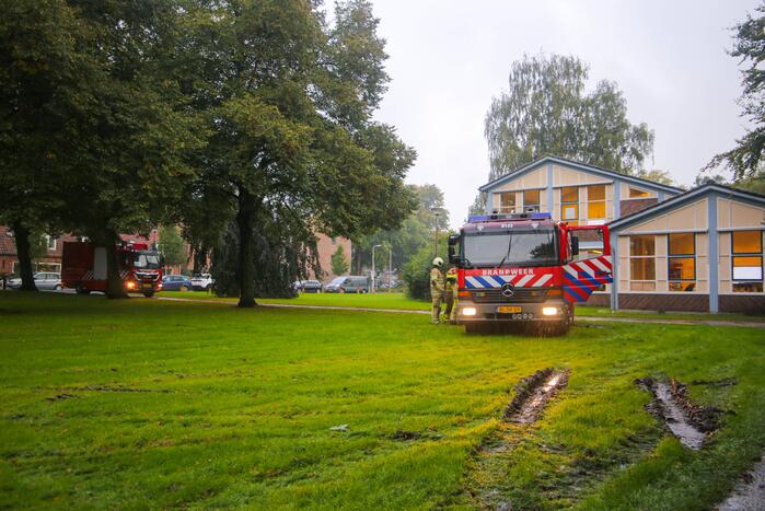 Brandweerwagen rijdt zich vast in het grasveld