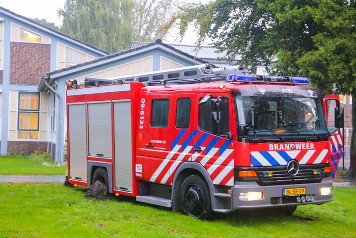 Brandweerwagen rijdt zich vast in het grasveld