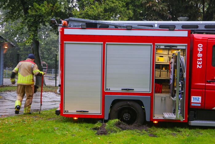 Brandweerwagen rijdt zich vast in het grasveld