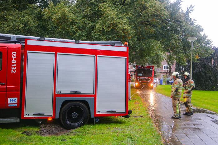 Brandweerwagen rijdt zich vast in het grasveld