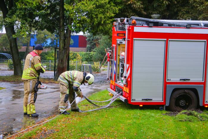 Brandweerwagen rijdt zich vast in het grasveld