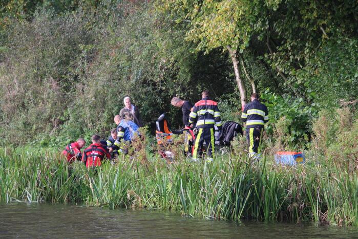 Persoon in scootmobiel raakt te water