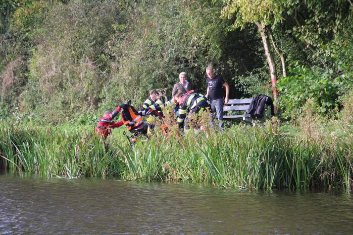Persoon in scootmobiel raakt te water