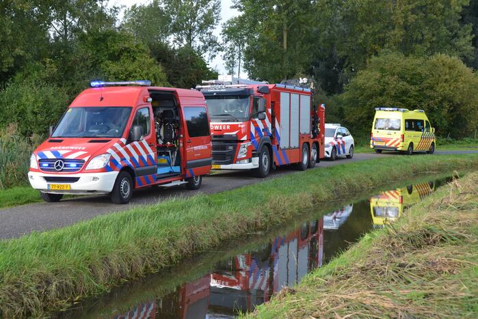 Persoon in scootmobiel raakt te water