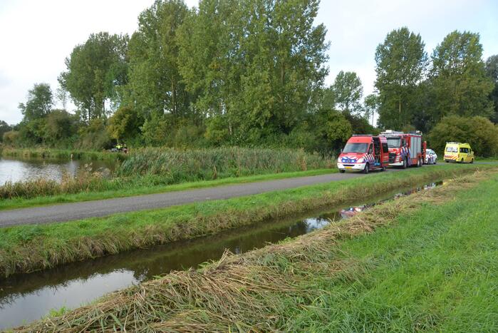 Persoon in scootmobiel raakt te water