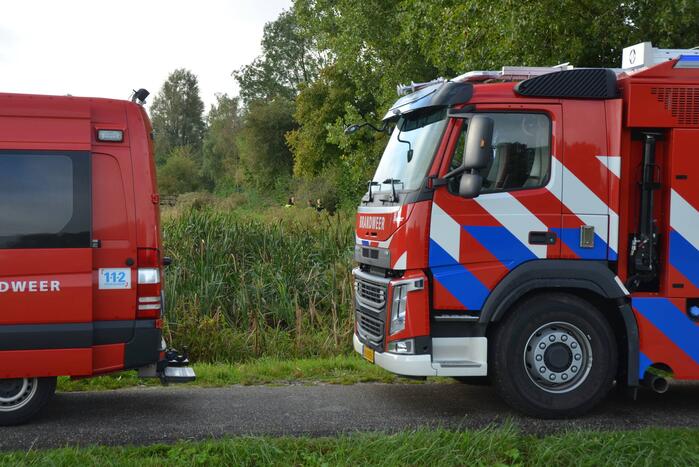 Persoon in scootmobiel raakt te water