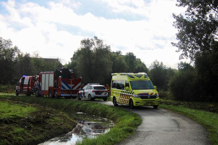 Persoon in scootmobiel raakt te water