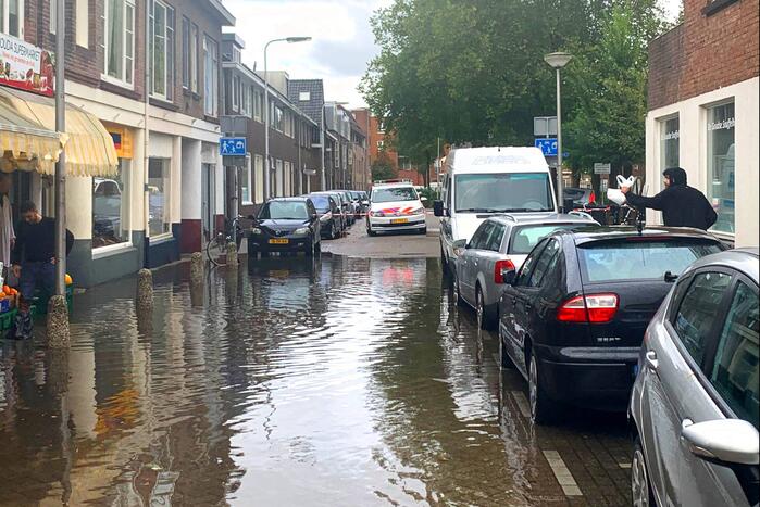 Straten onderwater na wolkbreuk in De Korte Akkeren