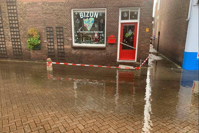 Straten onderwater na wolkbreuk in De Korte Akkeren