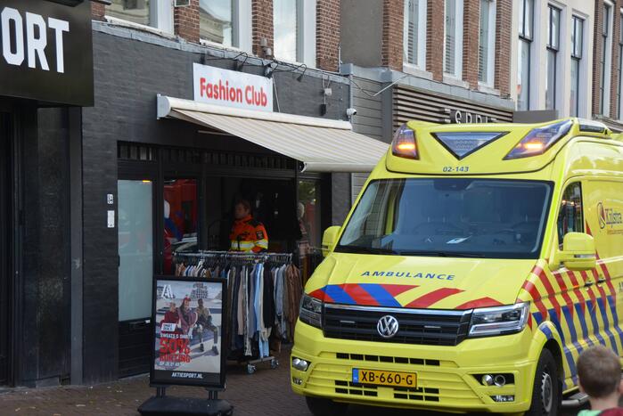 Man mogelijk gewond na elektrocutie in kledingwinkel