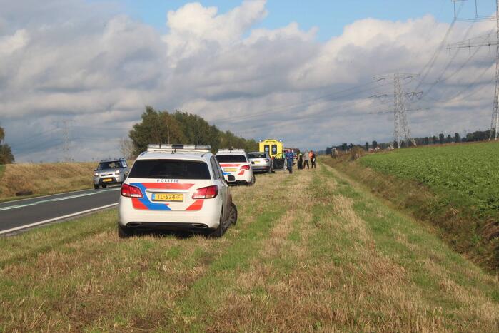 Twee auto's beschadigd nadat vrachtwagen wiel verliest