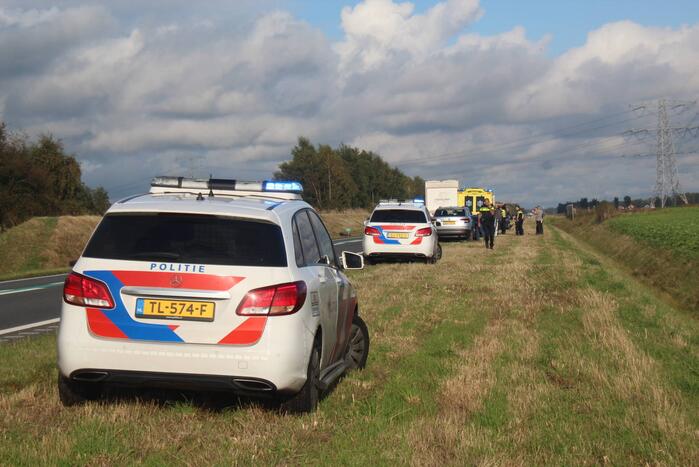 Twee auto's beschadigd nadat vrachtwagen wiel verliest