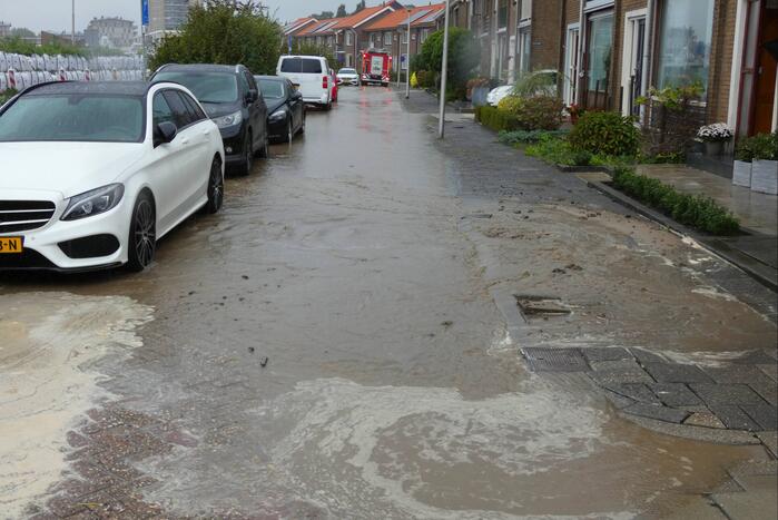Straat onderwater door gesprongen waterleiding